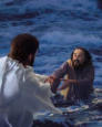 J�sus proche et agissant sauvant Pierre des eaux